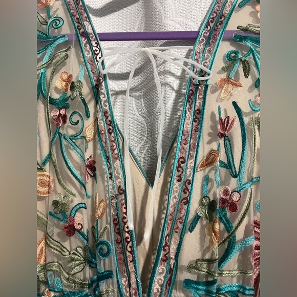 Selfie Leslie Floral Embroidered V-Neck Romper ~ Size Large - Picture 3 of 7